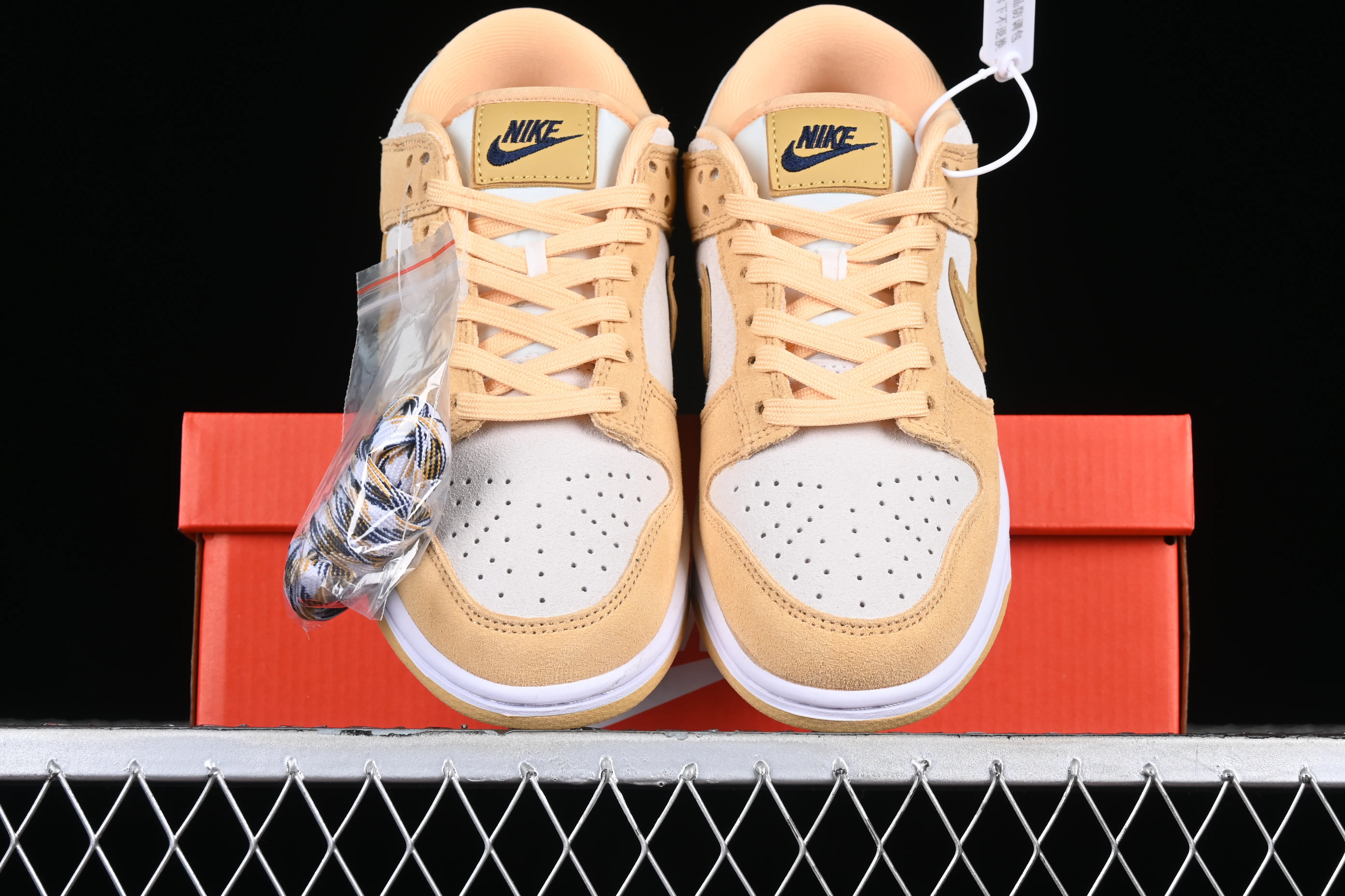 All Categories Nk SB Dunk Series Nk SB Dunk Low Low-top sneakers Cost-effective version Nk Dunk Low "Gold Suede" Cheese Pudding Ice Cream Yellow White SB Low-top casual sports skateboard shoes DV7411-200